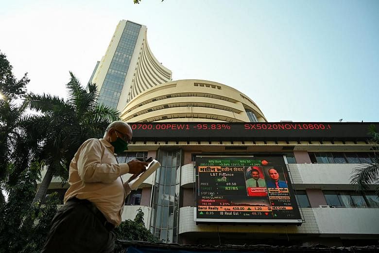 Ambani mengobarkan perang harga dengan Amazon untuk hadiah India senilai US $ 200 miliar