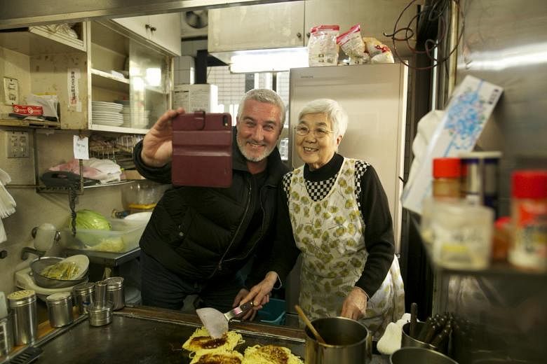 Pembuat roti selebriti Inggris Paul Hollywood menjadi gaga di Jepang