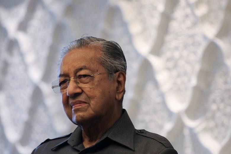 Mantan PM Mahathir menjadi sukarelawan untuk pemotongan pensiun untuk membantu warga Malaysia yang kehilangan pendapatan karena Covid-19