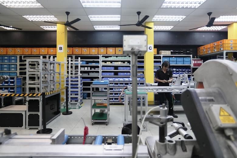 Produksi pabrik Singapura turun 0,9% pada Oktober, setelah melonjak selama dua bulan